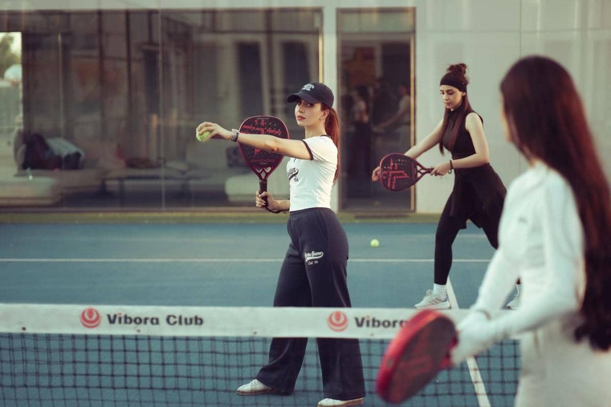 ilustrasi orang sedang bermain padel