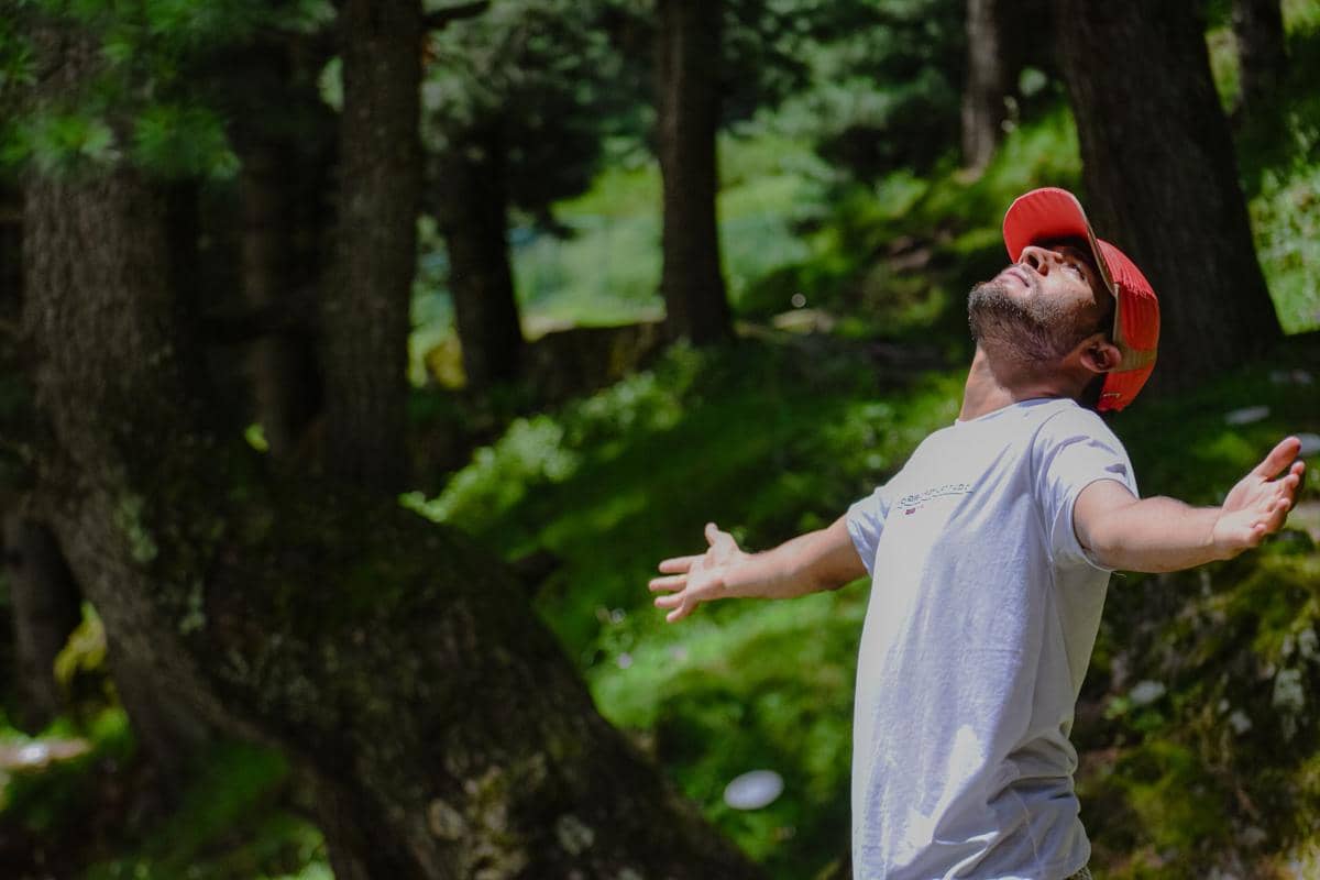 ilustrasi laki-laki forest bathing