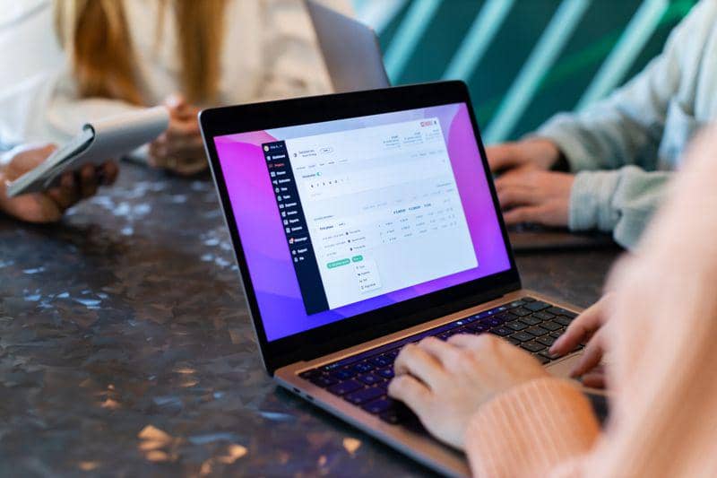 Ilustrasi AI Content Creator membuat konten digital menggunakan laptop dengan bantuan AI