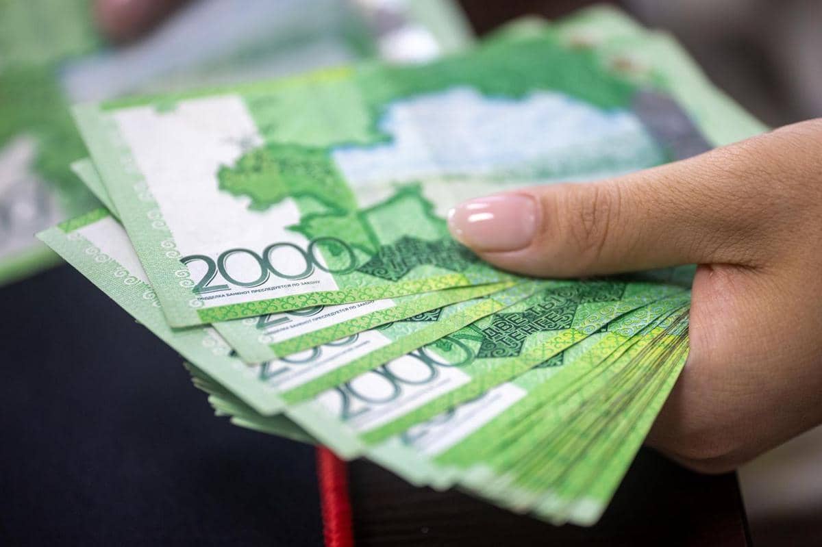 Kisah Warga Rusia yang Kembali Pakai Uang Tunai saat Pajak Naik