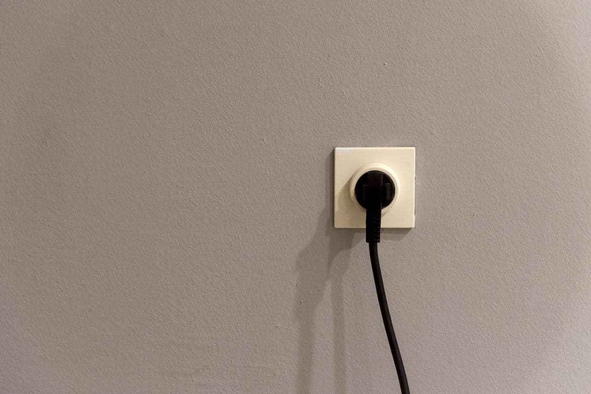 ilustrasi stop kontak, kabel listrik, colokan listrik