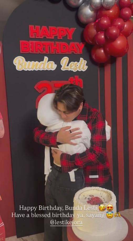 Momen kejutan perayaan ulang tahun ke-27 Lesti Kejora yang dibagikan melalui akun Instagram Melody Laksani.