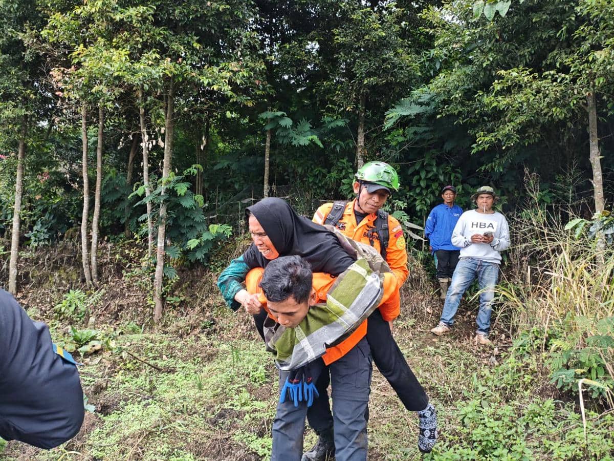 Tim Basarnas Padang menggendong nenek Syafrina, seorang perempuan lanjut usia, dengan hati-hati saat bertugas.