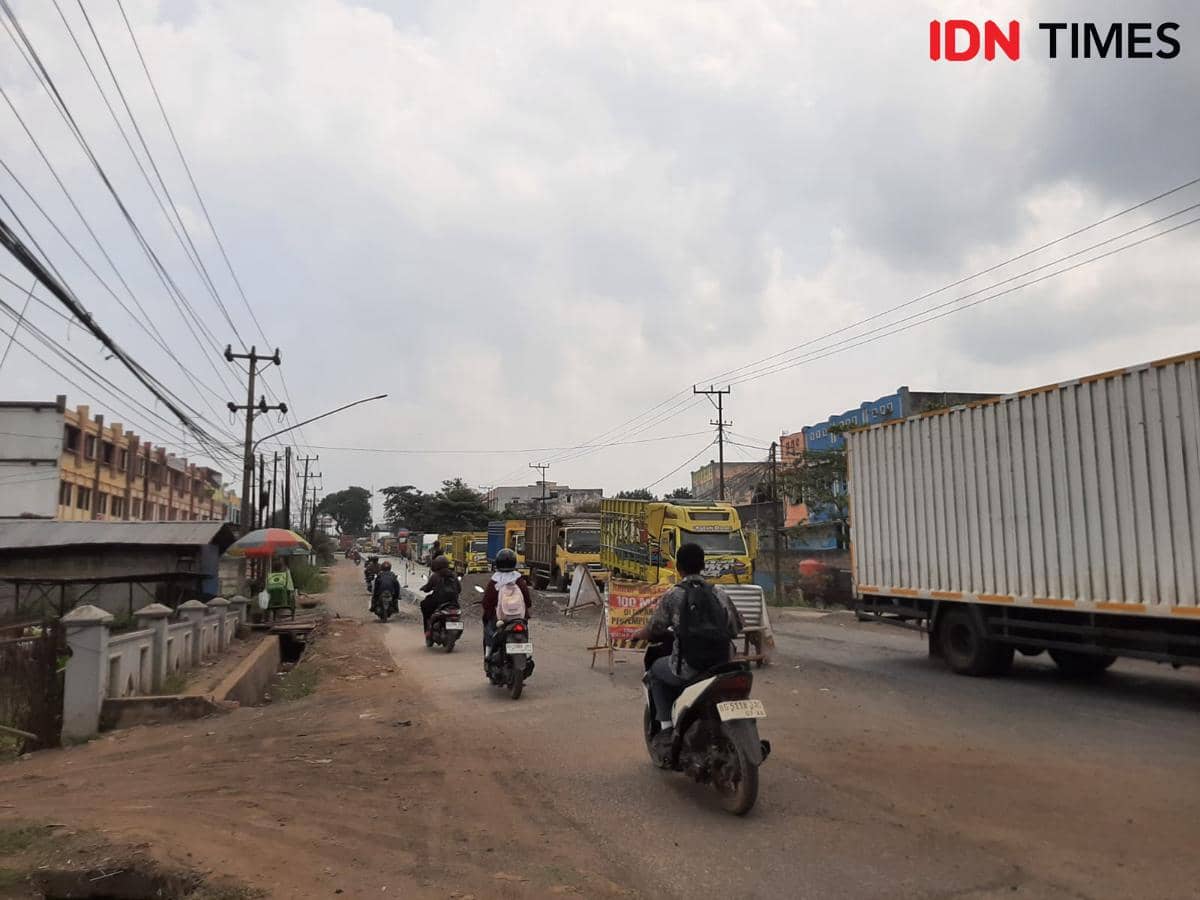 Kondisi jalan KM 17 Talang Kelapa yang sedang dilakukan pengecoran.