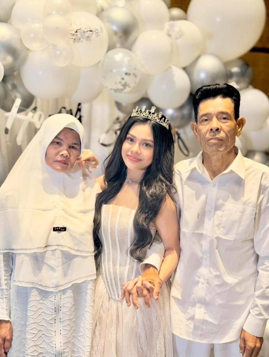 Potret kenangan Melly Lee bersama mendiang ayahnya, keduanya tampak berpose dalam momen kebersamaan keluarga.