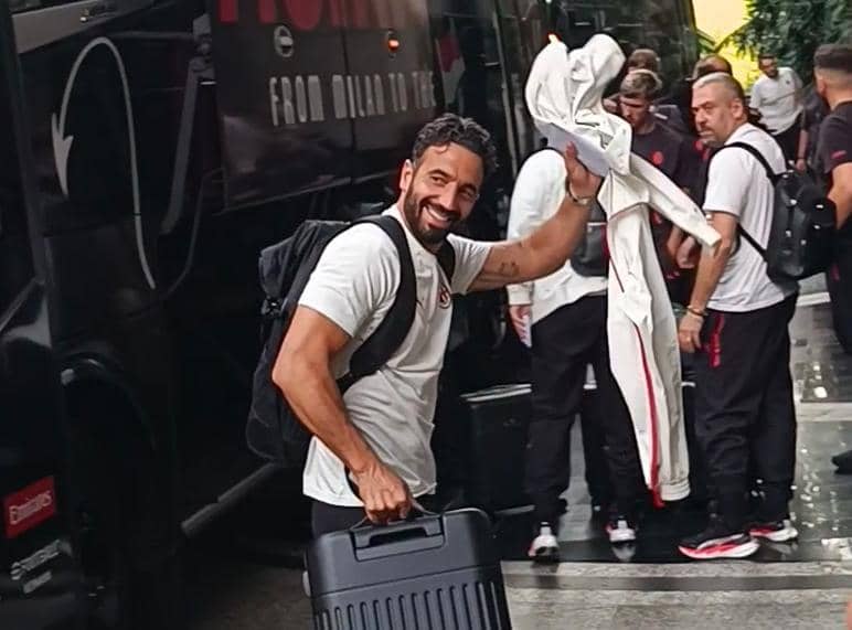 Pelatih AC Milan, Ruben Amorim, saat tiba bersama rombongan di Jakarta, Kamis (6/8/2026) (IDN Times / Tino Satrio)