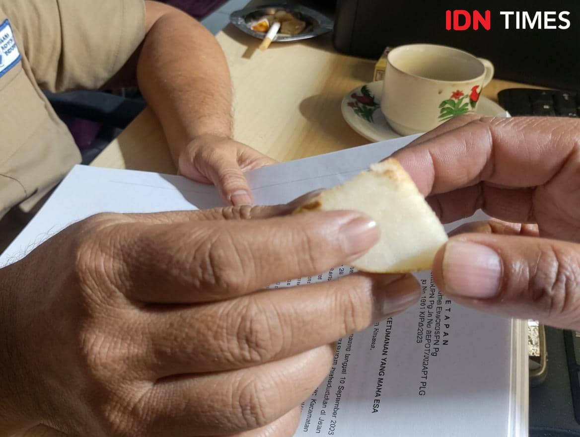 Potongan buah seperti apel dan pir disajikan di atas piring sebagai pilihan untuk dibagikan sesuai kebutuhan setiap orang.