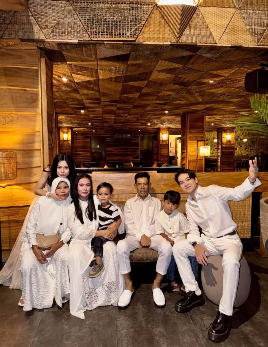 Melly Lee mengenang mendiang ayahnya melalui unggahan foto kenangan di akun Instagram pribadinya resmi.
