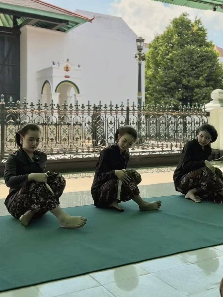 Member JKT48 ikut tradisi Abdi Dalem di Keraton Yogyakarta