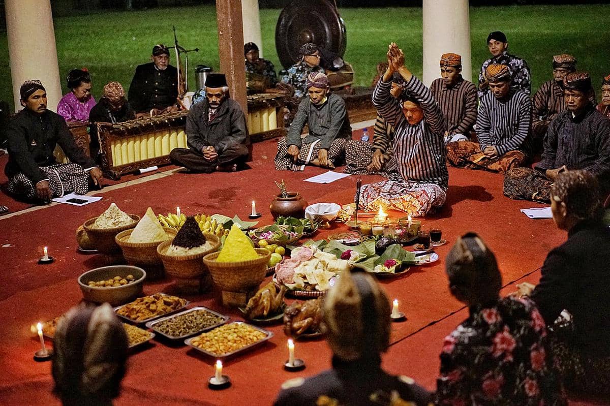 ilustrasi masyarakat Jawa sedang melakukan ritual dengan hidangan tumpeng