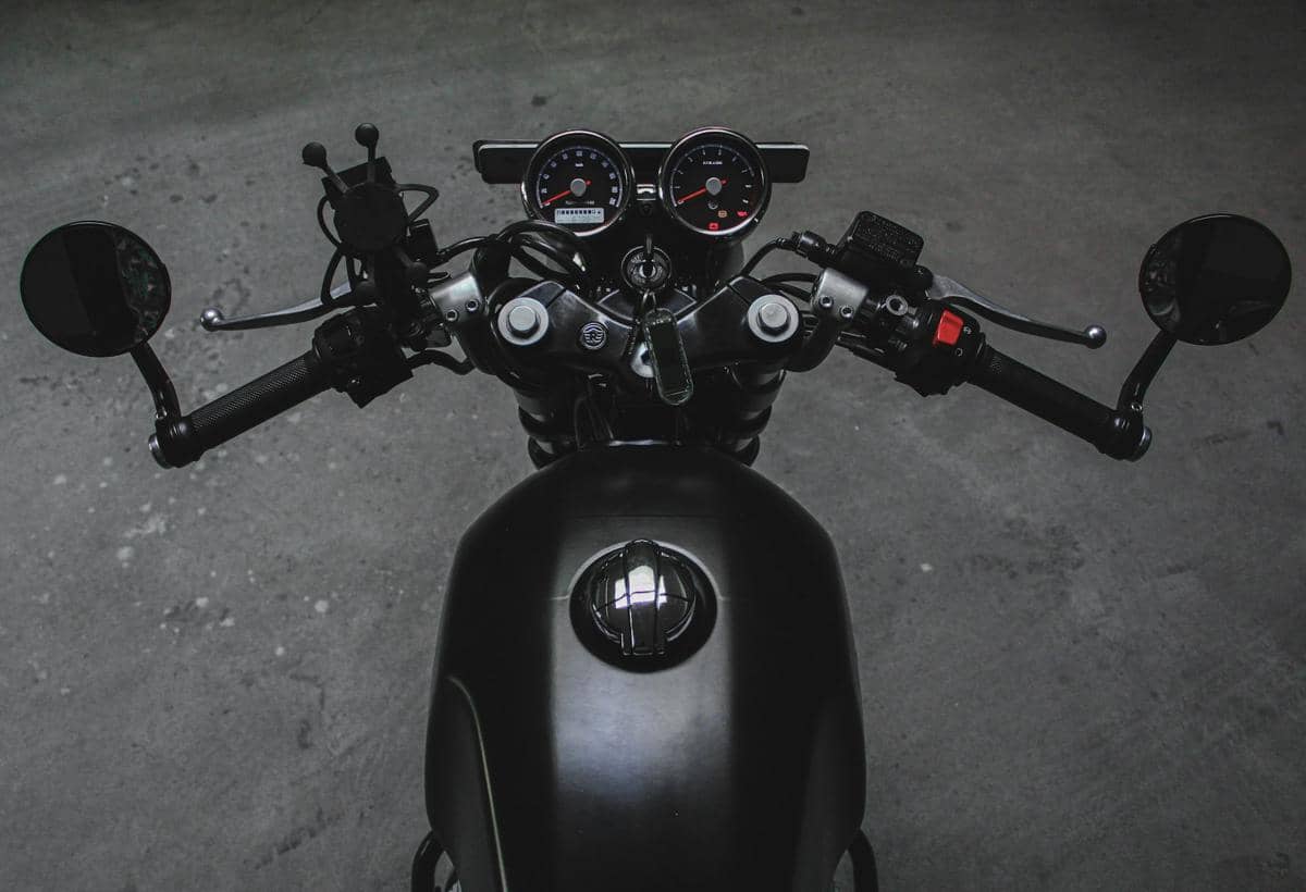 Ponsel terpasang pada holder di setang sepeda motor sebagai ilustrasi penggunaan perangkat saat berkendara.