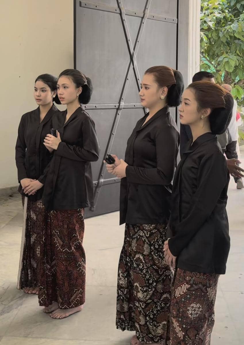 Member JKT48 ikut tradisi Abdi Dalem di Keraton Yogyakarta