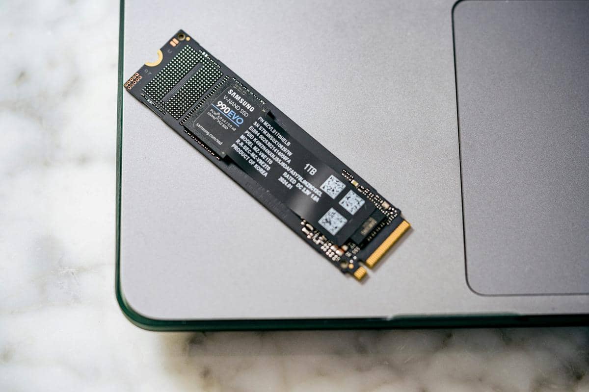 ilustrasi SSD laptop