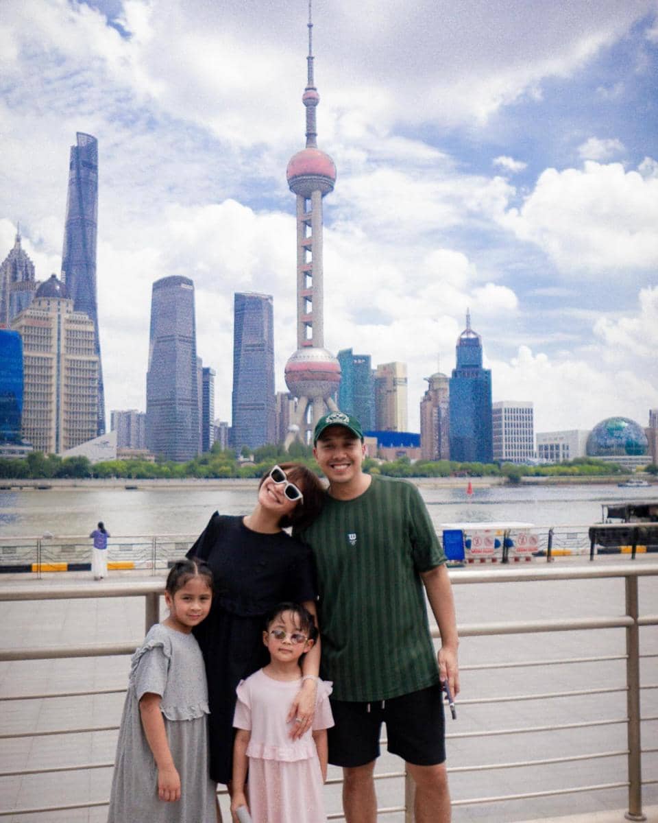 Keluarga Caca Tengker liburan di Shanghai