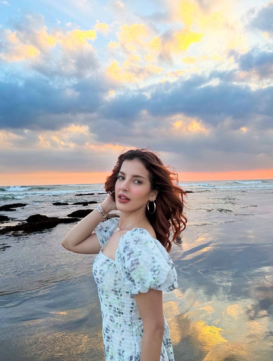 Tasya Farasya menikmati senja di tepi pantai di Bali