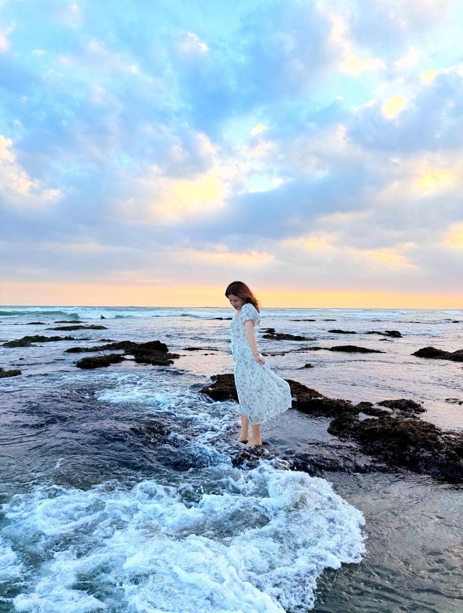 Tasya Farasya menikmati senja di tepi pantai di Bali