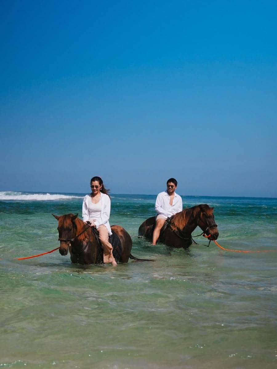 Aaliyah dan Thariq Halilintar berkuda di Sumba