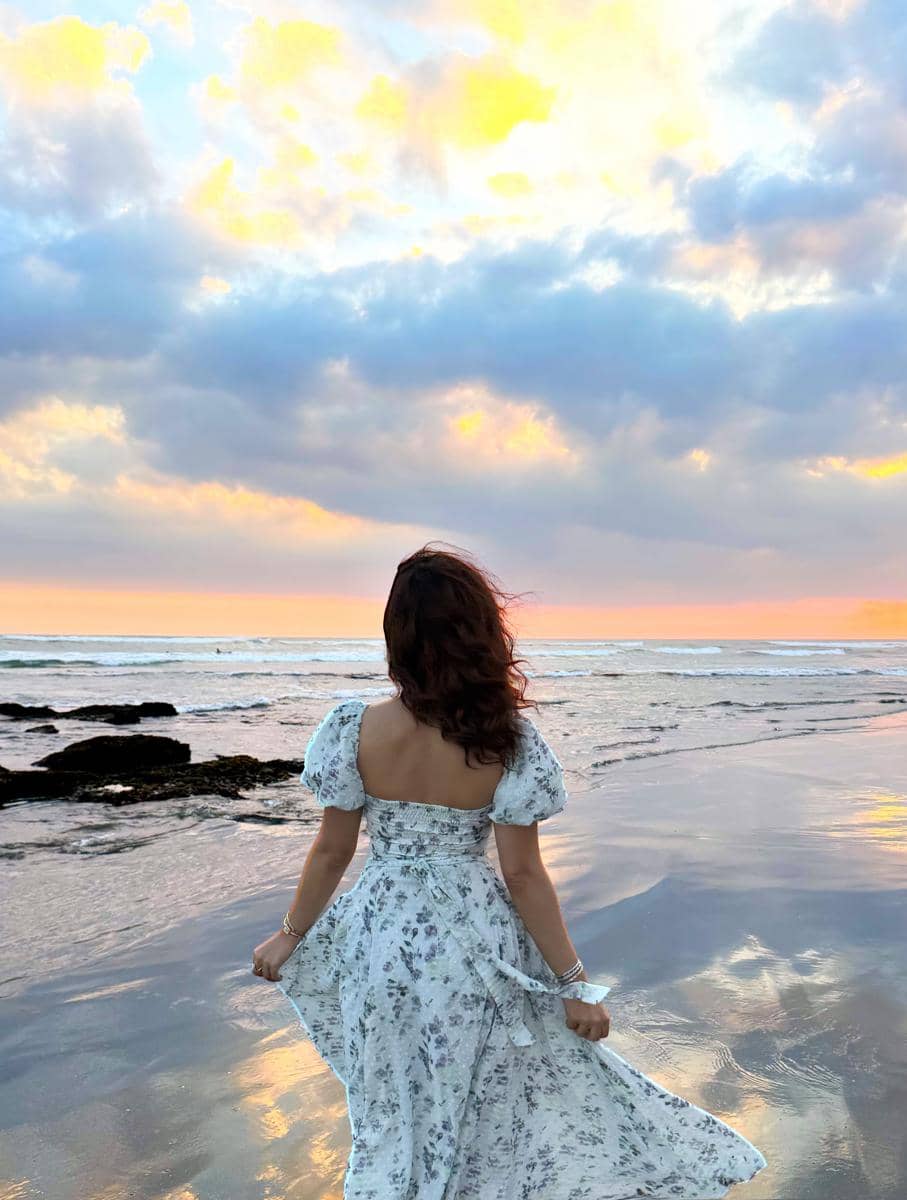 Tasya Farasya menikmati senja di tepi pantai di Bali