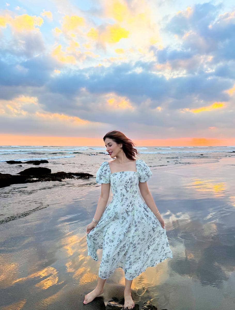 Tasya Farasya menikmati senja di tepi pantai di Bali