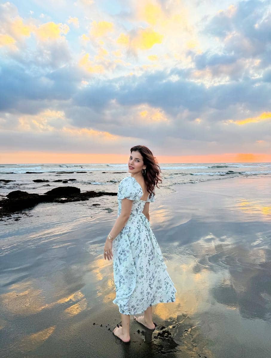Tasya Farasya menikmati senja di tepi pantai di Bali