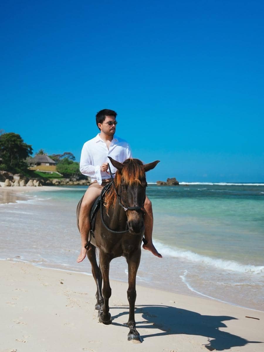 Aaliyah dan Thariq Halilintar berkuda di Sumba