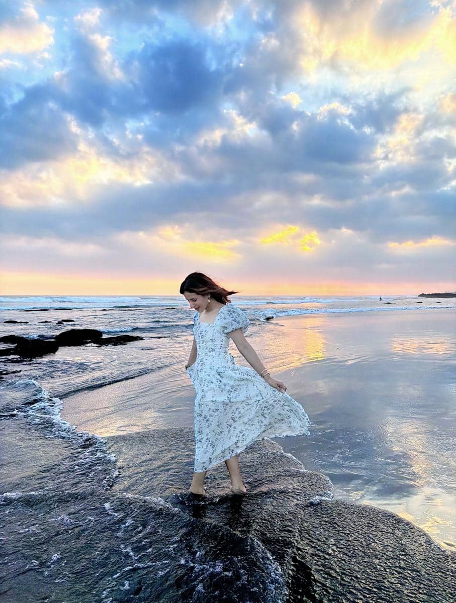 Tasya Farasya menikmati senja di tepi pantai di Bali