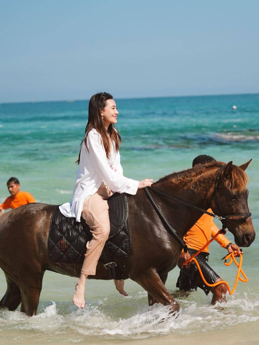 Aaliyah dan Thariq Halilintar berkuda di Sumba