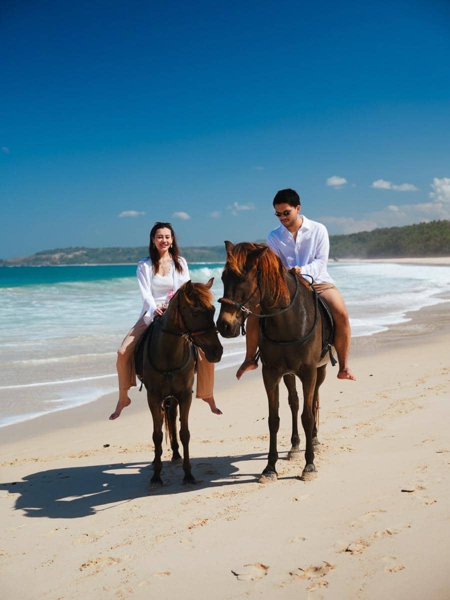 Aaliyah dan Thariq Halilintar berkuda di Sumba