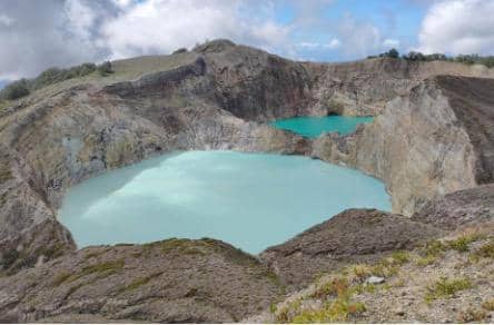 Tebing kawah Danau Kelimutu terlihat pasca longsor pada 5 Agustus 2026, berdasarkan dokumentasi PVMBG.