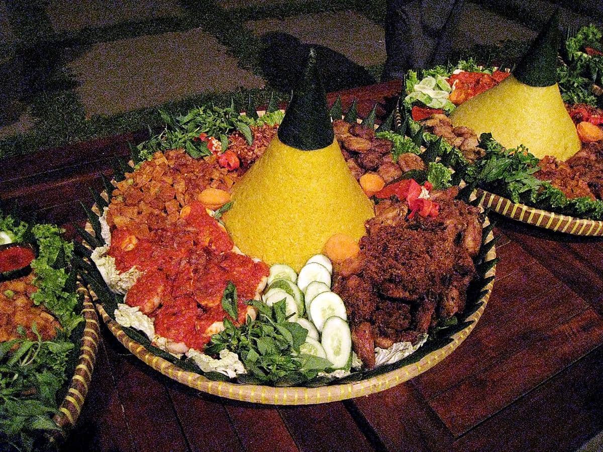 ilustrasi nasi tumpeng kuning