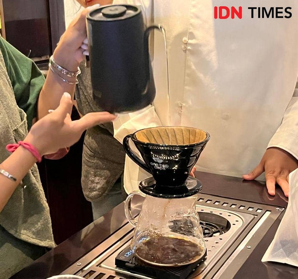 Potret membuat cold brew