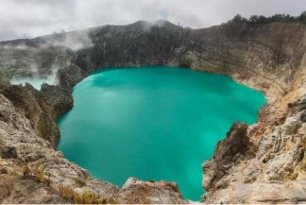 Danau Kelimutu dengan bekas longsor pada tebing kawah di sisi danau setelah kejadian 5 Agustus 2026.