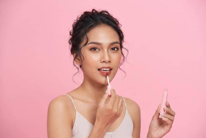 ilustrasi perempuan menggunakan lip liquid