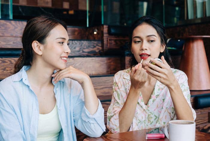 ilustrasi perempuan menggunakan lip liquid