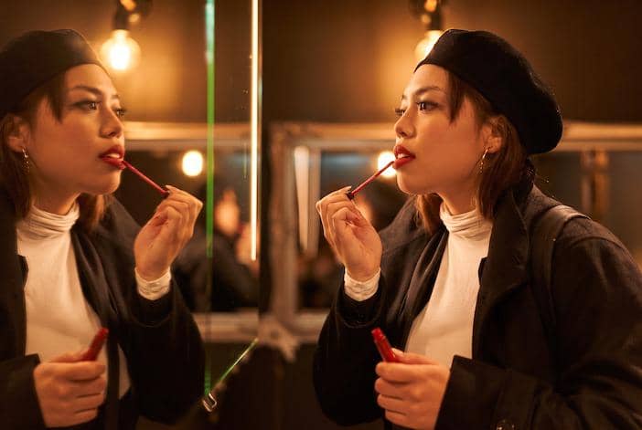 ilustrasi perempuan menggunakan lip liquid