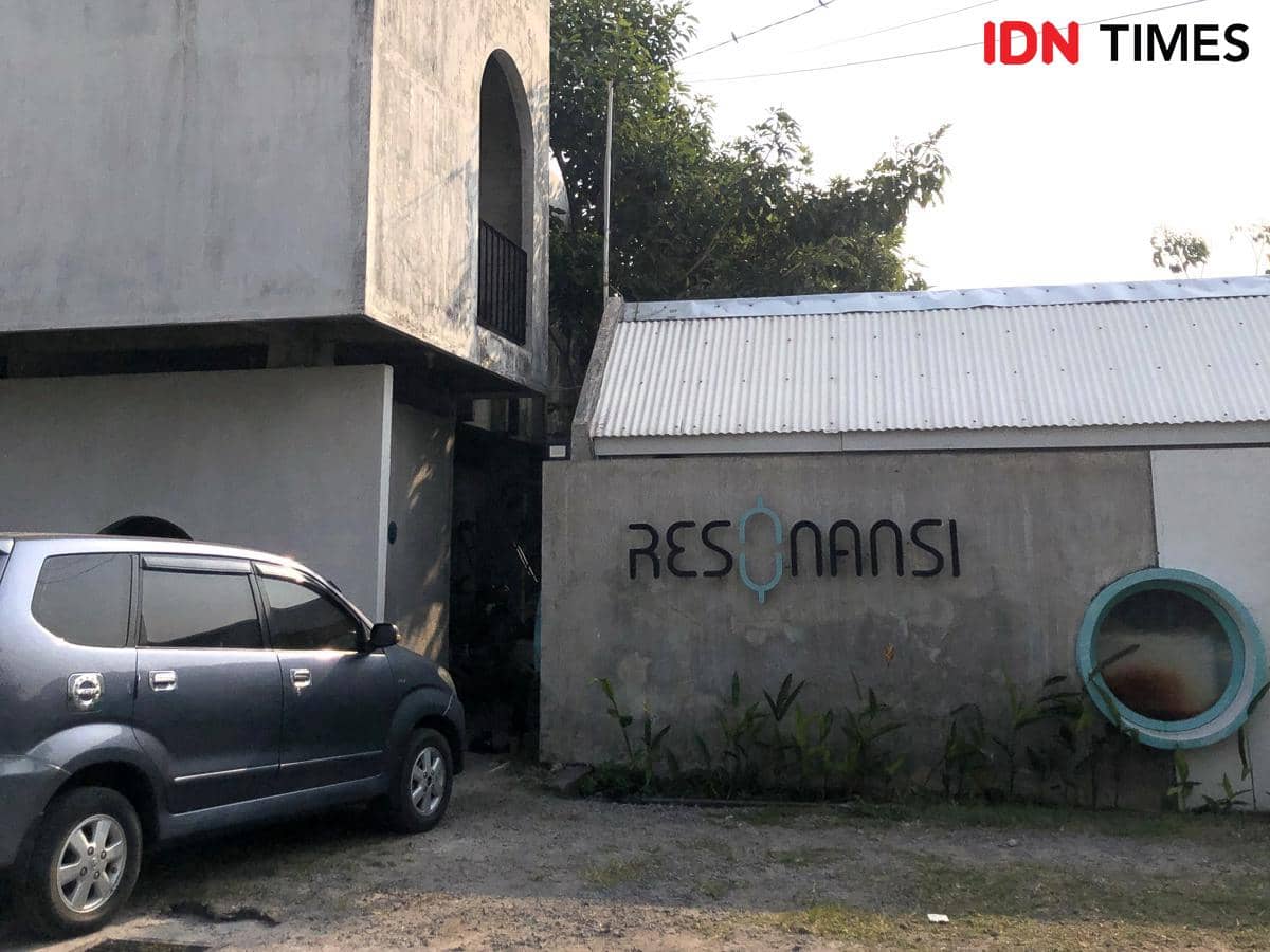 Ramen burger sajian Resonansi Coffee di Sleman, perpaduan roti mi ramen dengan isian burger yang unik.