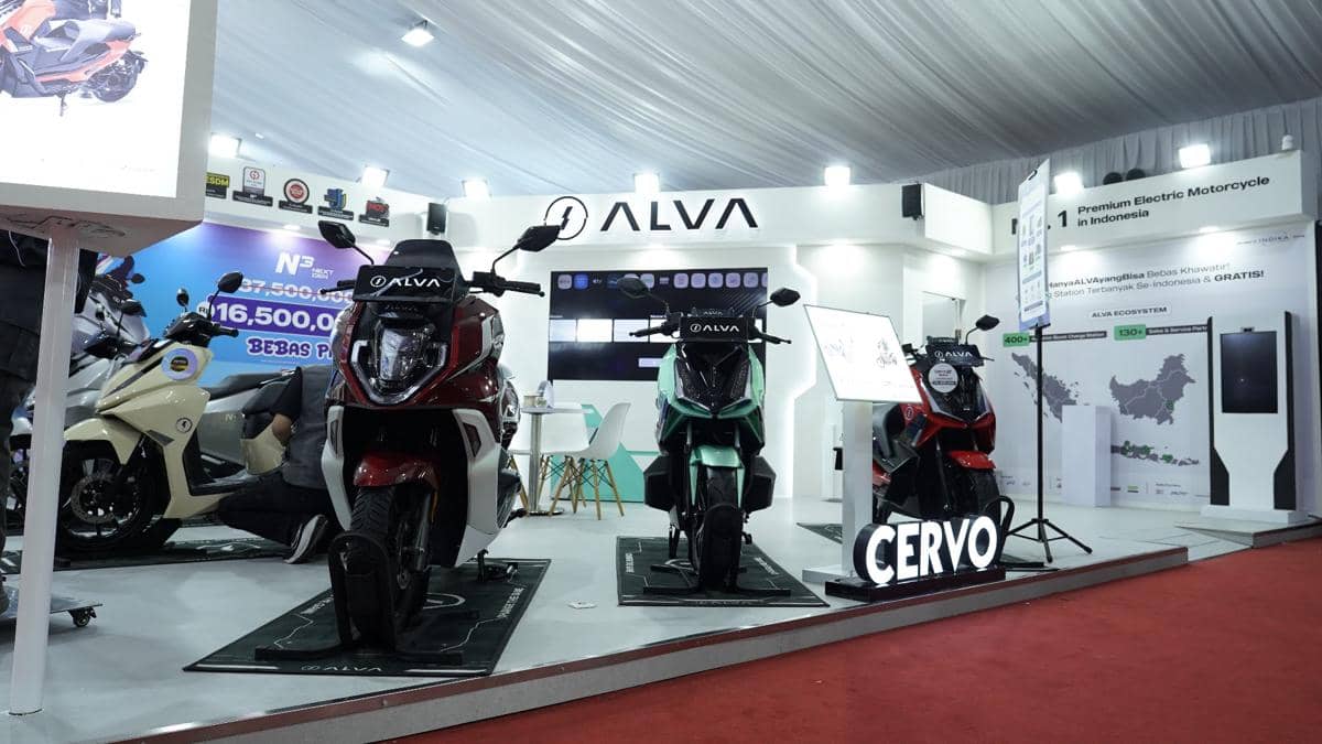 Deretan sepeda motor ALVA berjajar rapi di area pameran GIIAS 2026 dalam ajang otomotif tahunan tersebut.