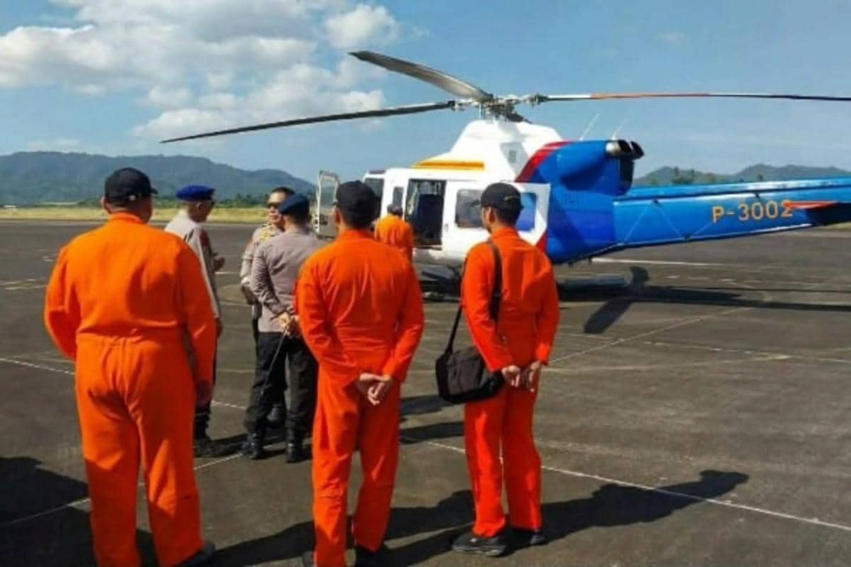 Helikopter Ditpolairud Polda Sulawesi Utara terbang memantau titik api di kawasan Gunung Soputan, Mitra.