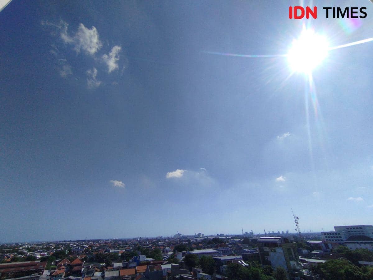 Matahari menyinari Kota Semarang saat siang hari. (IDN Times/Dhana Kencana)