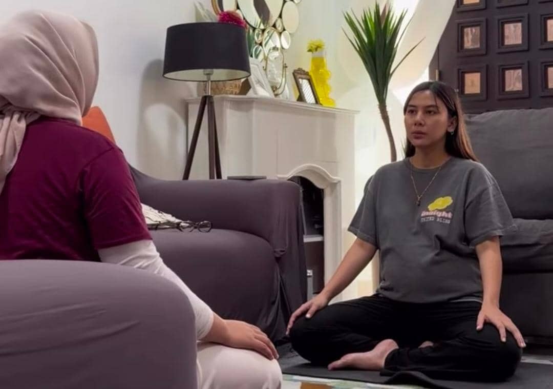 Potret Adinda Thomas saat mengikuti kelas persiapan persalinan sebagai bagian dari persiapan menyambut kelahiran.