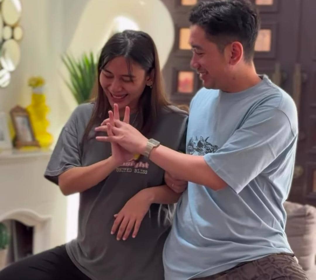 Potret Adinda Thomas saat mengikuti kelas persiapan persalinan atau birth prep dengan ekspresi tersenyum.