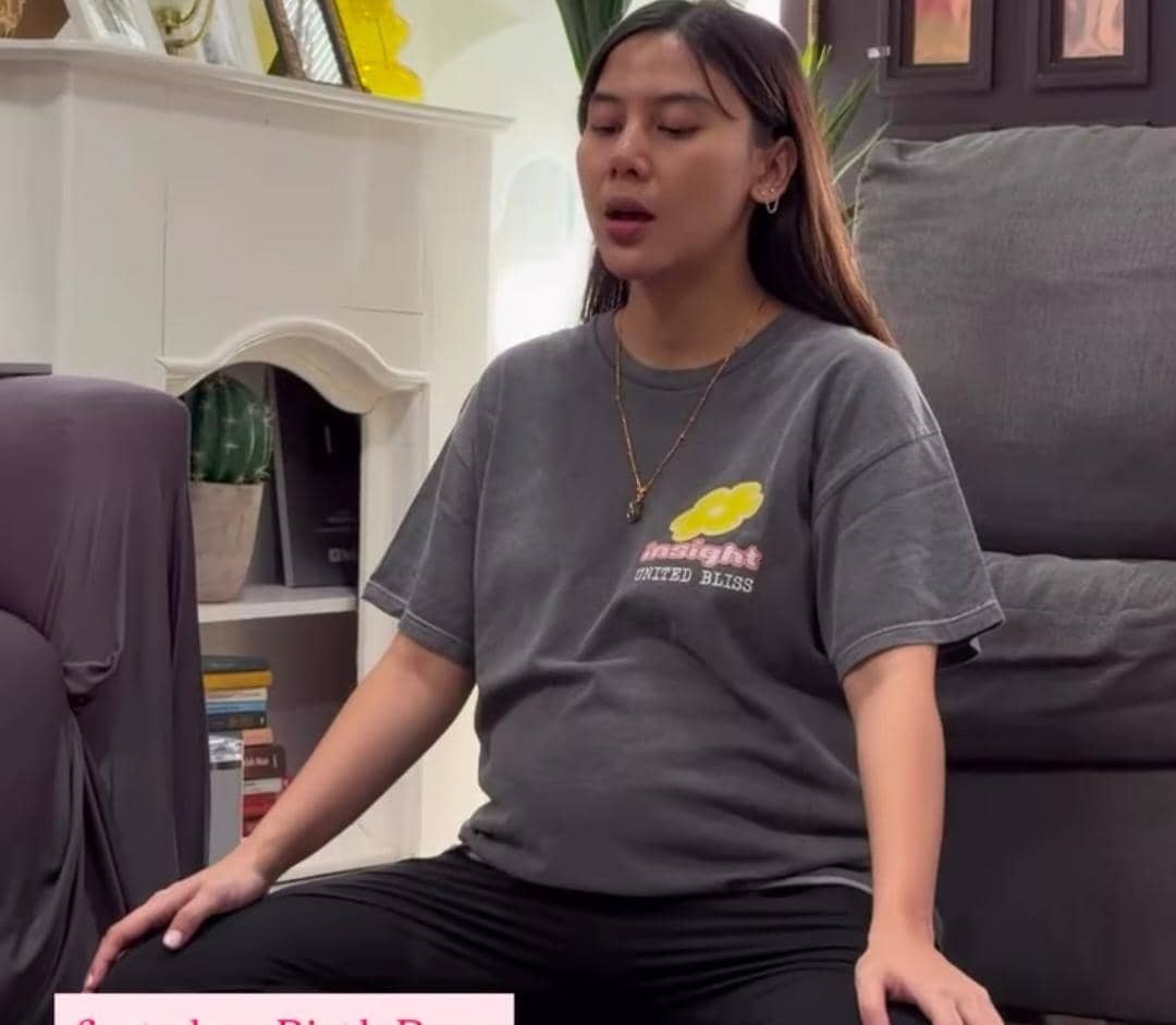 Potret Adinda Thomas saat mengikuti kelas persiapan persalinan dengan mengenakan pakaian olahraga di dalam ruangan.
