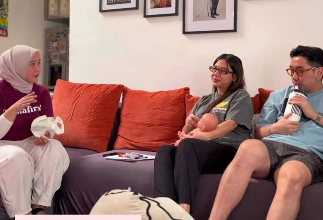 Adinda Thomas berpose saat mengikuti kelas persiapan persalinan dalam potret yang dibagikan di Instagram.