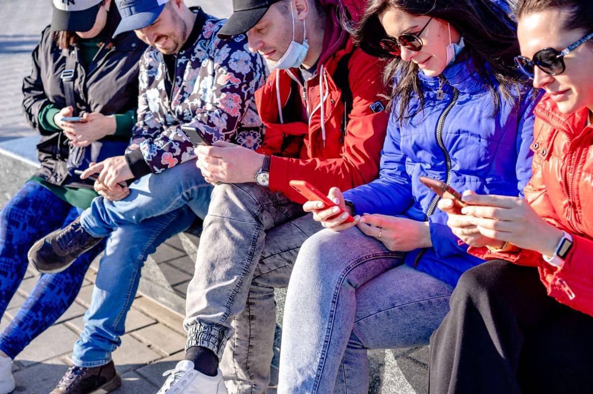 Kenapa Milenial Lebih Suka Upload Status daripada Gen Z?