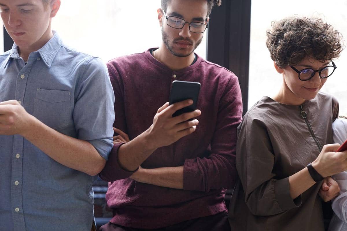 menggunakan smartphone