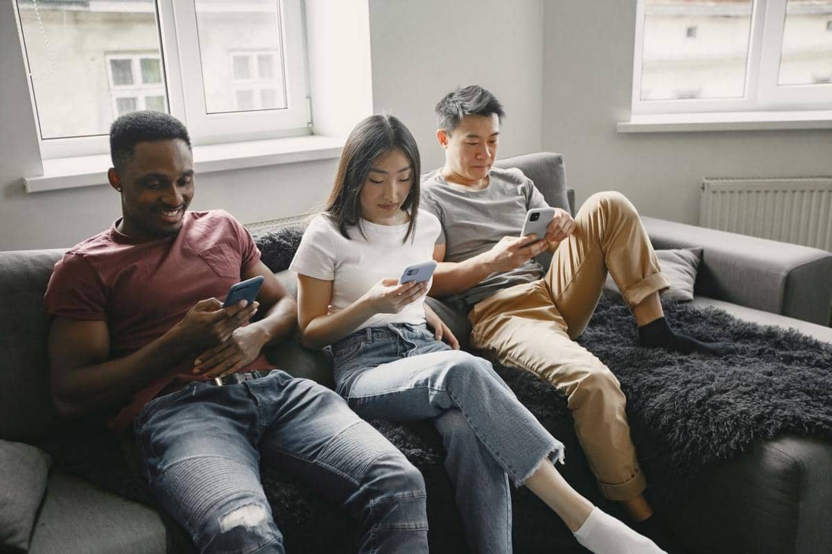 menggunakan smartphone