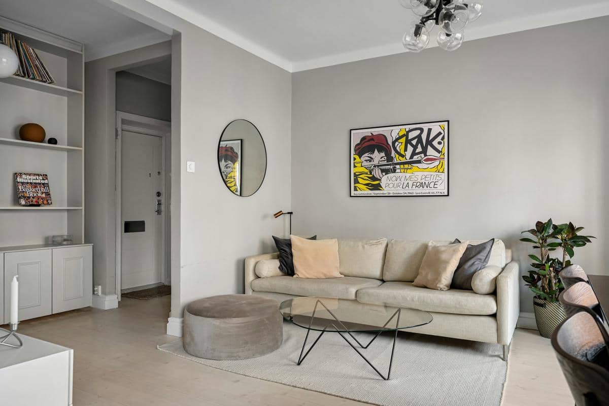 https://unsplash.com/id/foto/ruang-tamu-yang-dipenuhi-dengan-furnitur-dan-tv-layar-datar-ETCooqnQpRw