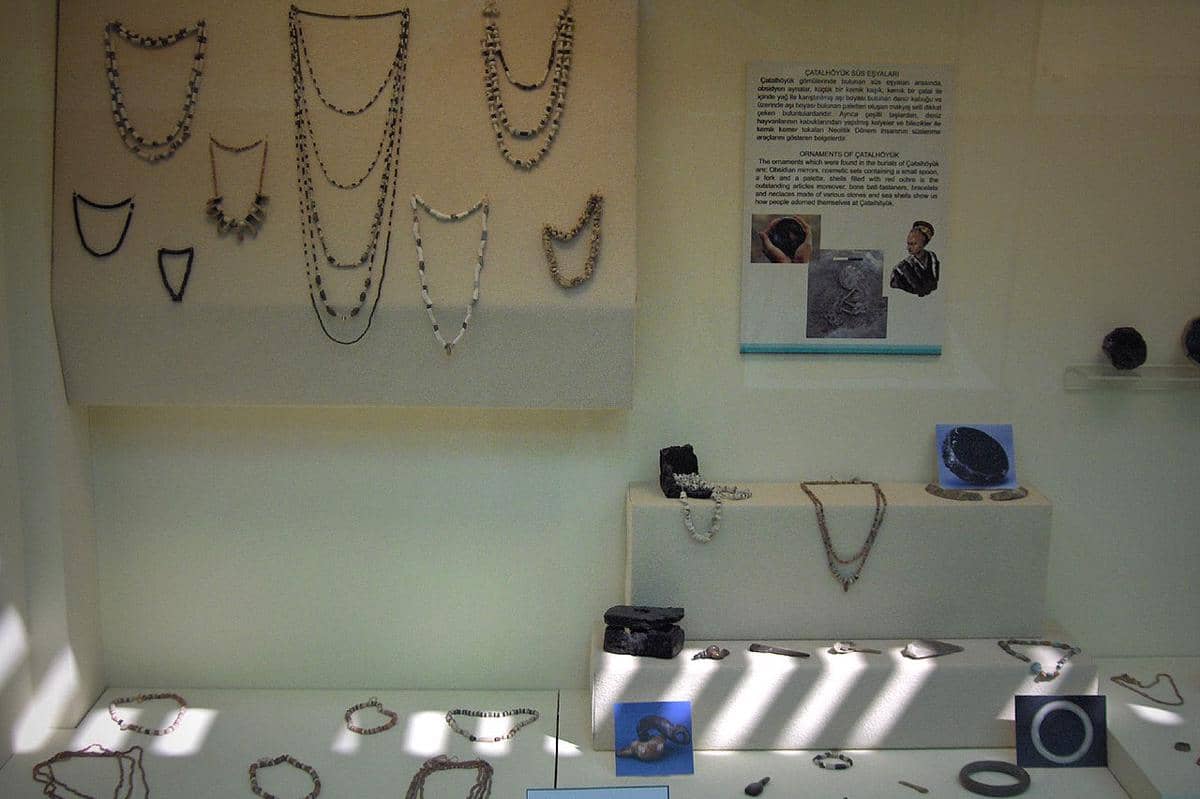 Artefak obsidian dari situs Catalhoyuk yang dipamerkan di Museum Peradaban Anatolia, Ankara