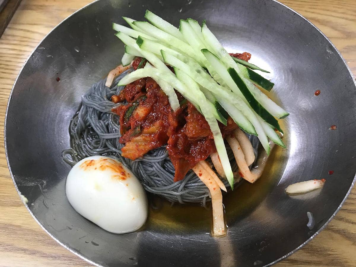 ilustrasi bibim naengmyeon