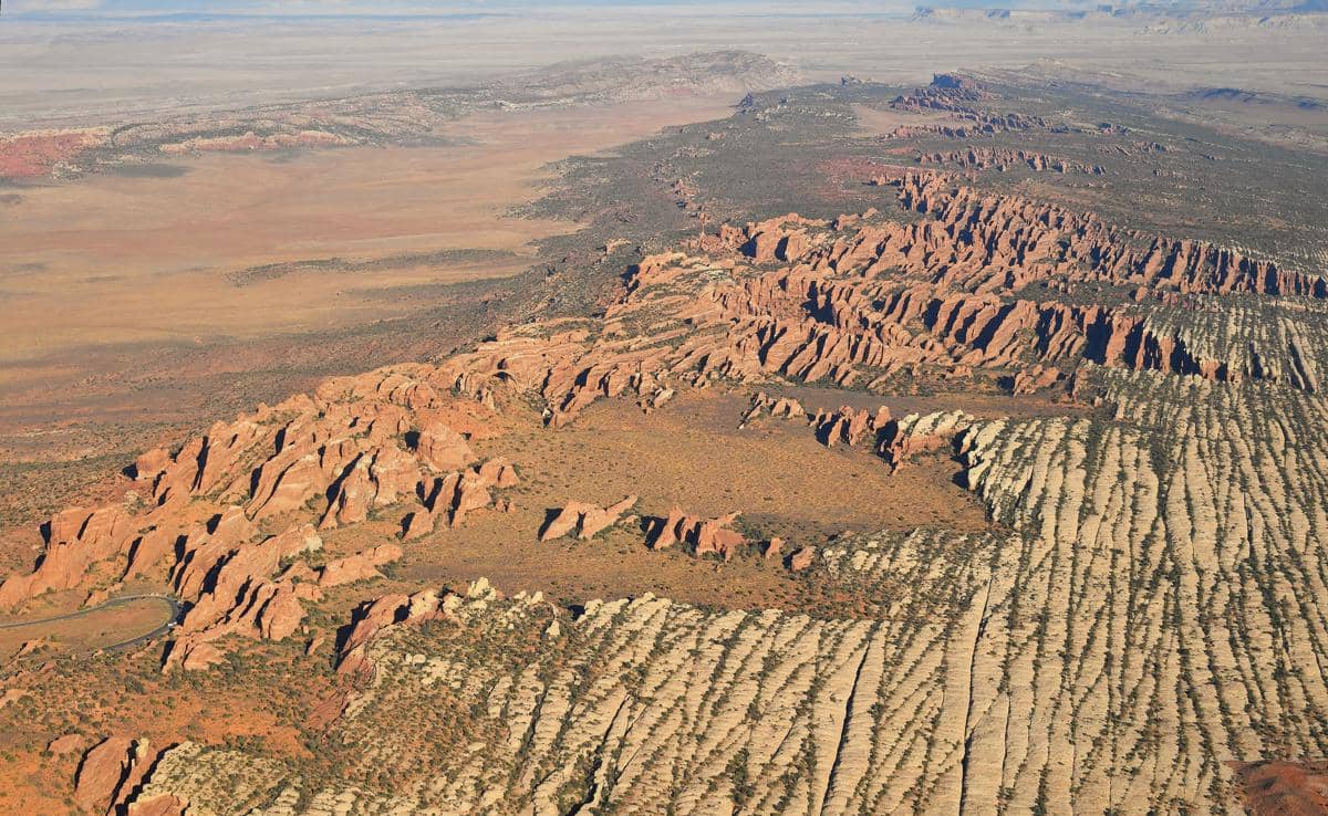 lanskap Arches National Park yang berdiri di atas lapisan geologi purba